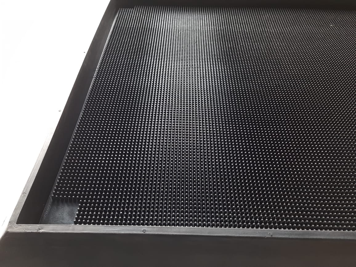 Alfombras picos Sanitarias marco negro 01